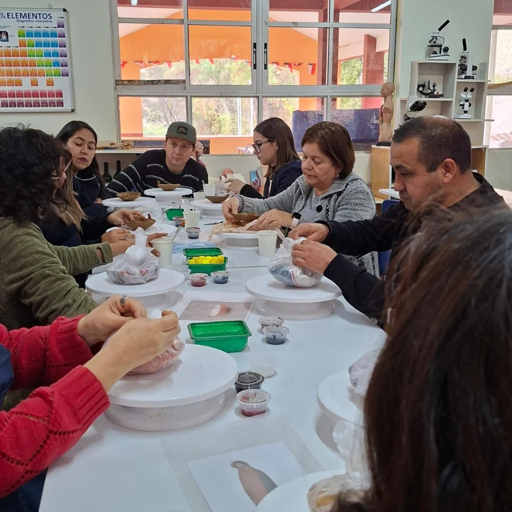 Educación patrimonial en Diaguitas La educación patrimonial no consiste en agregar una clase de historia local al calendario escolar. Consiste en reorganizar la relación entre el aprendizaje y el contexto donde ese aprendizaje ocurre. En el caso de Raíces de Barro, esto se tradujo en un proceso de diseño colaborativo: docentes identificaron los contenidos curriculares que debían trabajarse con los estudiantes, y junto a las artesanas de Terrasol se diseñaron actividades que los abordaran desde la alfarería diaguita. No como ilustración decorativa de un contenido, sino como el medio a través del cual ese contenido se construye. El barro, en este contexto, no es un material de arte. Es una tecnología ancestral que convoca habilidades motrices, pensamiento espacial, comprensión histórica, identidad territorial y expresión creativa al mismo tiempo. Es, en términos pedagógicos, un recurso extraordinariamente rico que hasta ahora permanecía fuera del aula.