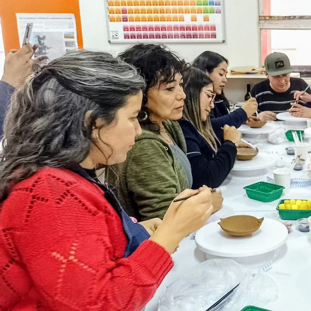 Educación patrimonial en Diaguitas La educación patrimonial no consiste en agregar una clase de historia local al calendario escolar. Consiste en reorganizar la relación entre el aprendizaje y el contexto donde ese aprendizaje ocurre. En el caso de Raíces de Barro, esto se tradujo en un proceso de diseño colaborativo: docentes identificaron los contenidos curriculares que debían trabajarse con los estudiantes, y junto a las artesanas de Terrasol se diseñaron actividades que los abordaran desde la alfarería diaguita. No como ilustración decorativa de un contenido, sino como el medio a través del cual ese contenido se construye. El barro, en este contexto, no es un material de arte. Es una tecnología ancestral que convoca habilidades motrices, pensamiento espacial, comprensión histórica, identidad territorial y expresión creativa al mismo tiempo. Es, en términos pedagógicos, un recurso extraordinariamente rico que hasta ahora permanecía fuera del aula.