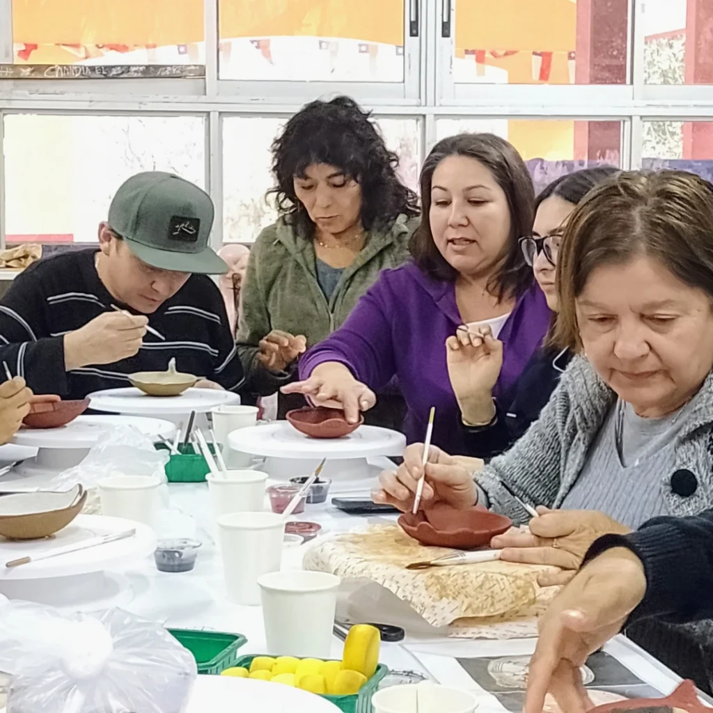 La educación patrimonial no consiste en agregar una clase de historia local al calendario escolar. Consiste en reorganizar la relación entre el aprendizaje y el contexto donde ese aprendizaje ocurre. En el caso de Raíces de Barro, esto se tradujo en un proceso de diseño colaborativo: docentes identificaron los contenidos curriculares que debían trabajarse con los estudiantes, y junto a las artesanas de Terrasol se diseñaron actividades que los abordaran desde la alfarería diaguita. No como ilustración decorativa de un contenido, sino como el medio a través del cual ese contenido se construye. El barro, en este contexto, no es un material de arte. Es una tecnología ancestral que convoca habilidades motrices, pensamiento espacial, comprensión histórica, identidad territorial y expresión creativa al mismo tiempo. Es, en términos pedagógicos, un recurso extraordinariamente rico que hasta ahora permanecía fuera del aula.